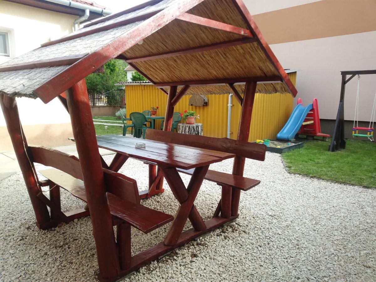 Szivarvany Apartman 久洛 外观 照片